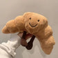 Coussin croissant en peluche montrant sa texture douce