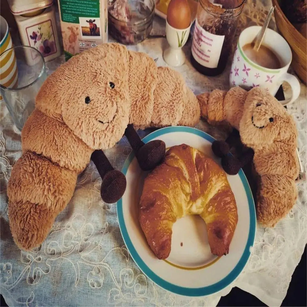 Croissant pelucheux souriant, idéal pour la décoration