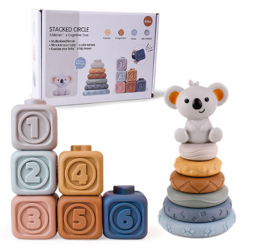 Main d'enfant empilant des blocs de construction colorés