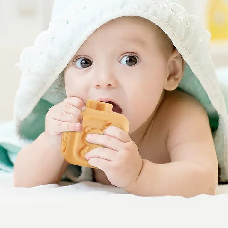 Bébé mordillant un bloc de construction en silicone