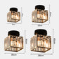 Lampe en cristal installée dans un bureau élégant