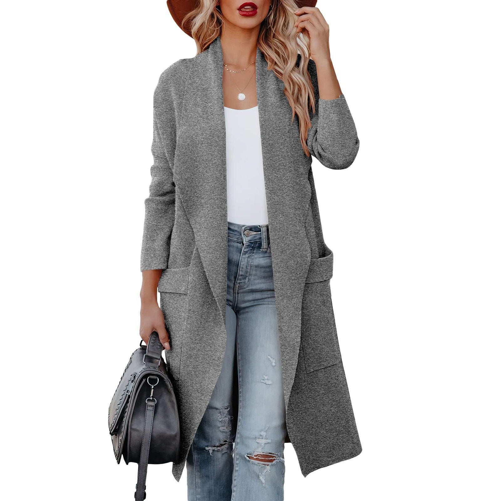 Manteau en suède sur cintre, mettant en avant la couleur