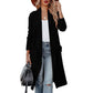 Femme ajustant le manteau, montrant les manches longues