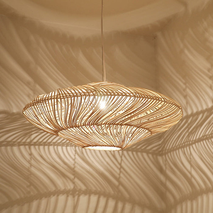 Lampe en rattan installée dans un salon lumineux