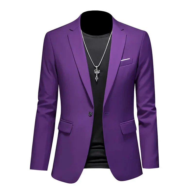 Homme souriant en veste, ambiance professionnelle