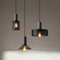 Lampe suspendue au-dessus d'une table moderne
