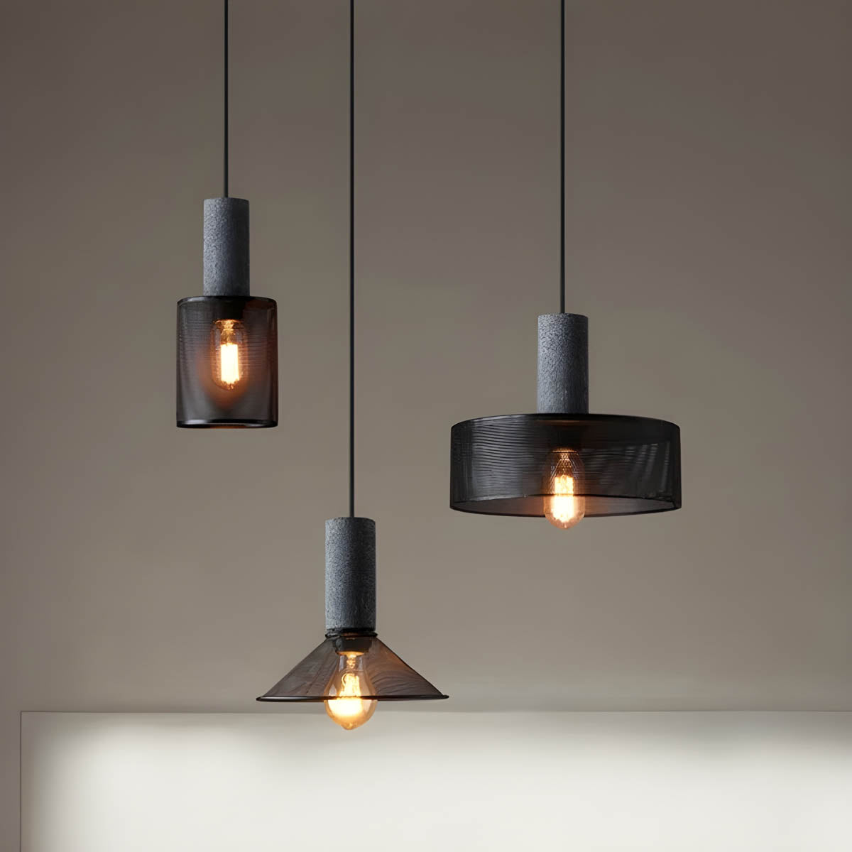 Lampe suspendue au-dessus d'une table moderne