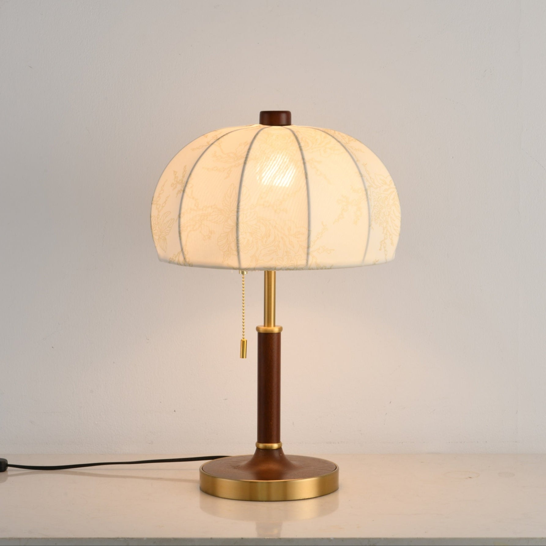 Lampe sur une table dans un salon moderne