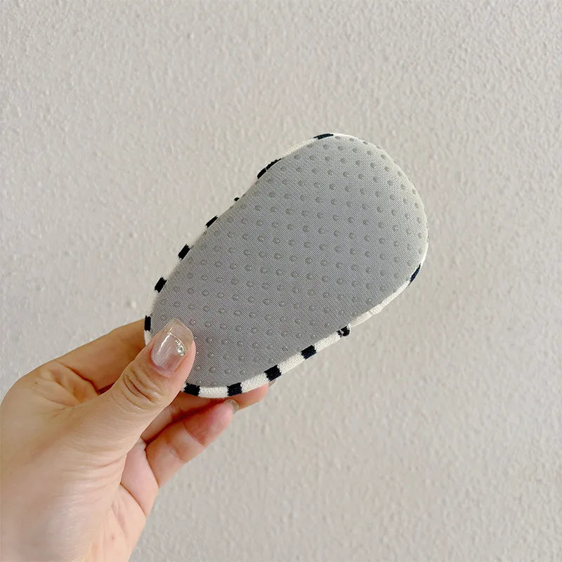 Vue latérale des chaussons bébé avec semelle sécurisée