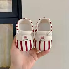 Chaussons bébé avec semelle antidérapante sur surface lisse