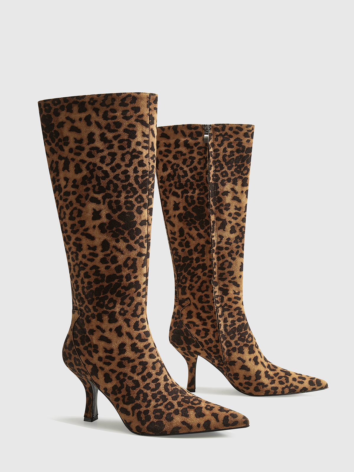 Gros plan sur le talon moyen des bottes léopard
