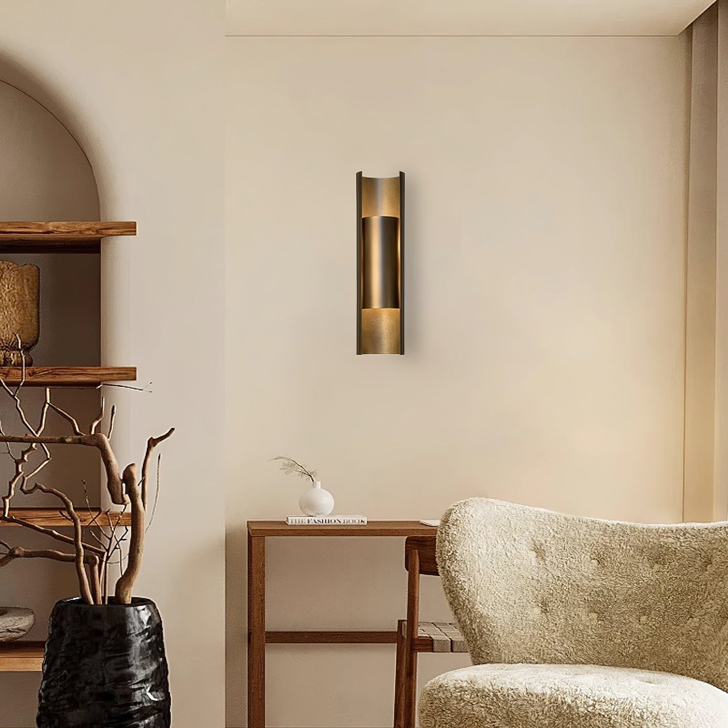 Applique murale éclairant un mur blanc dans un salon