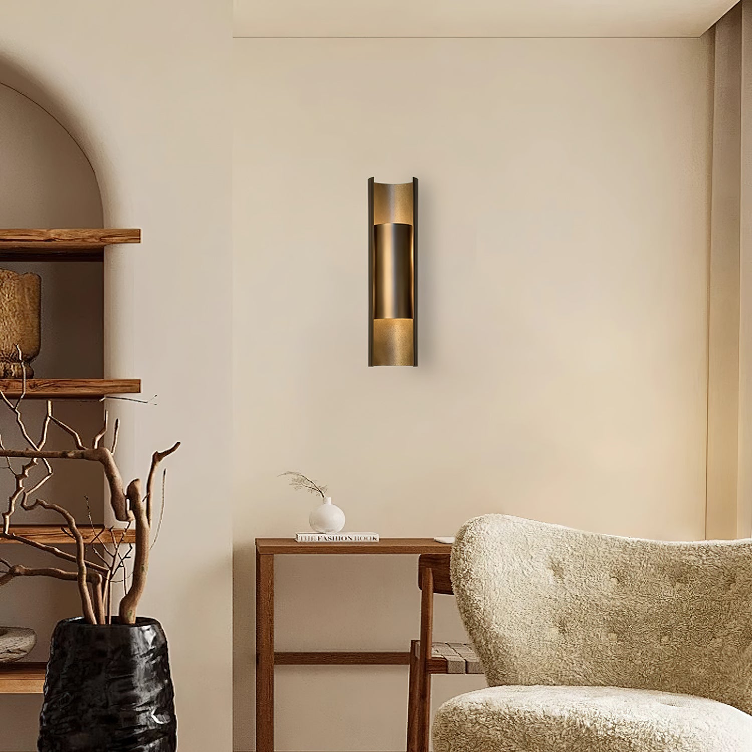 Applique murale éclairant un mur blanc dans un salon