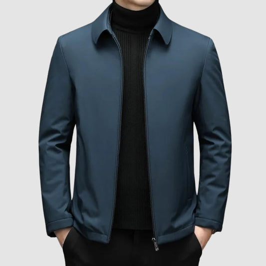 Homme portant un manteau bleu, look automnal