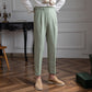Pantalon vintage porté avec chemise, look élégant et décontracté