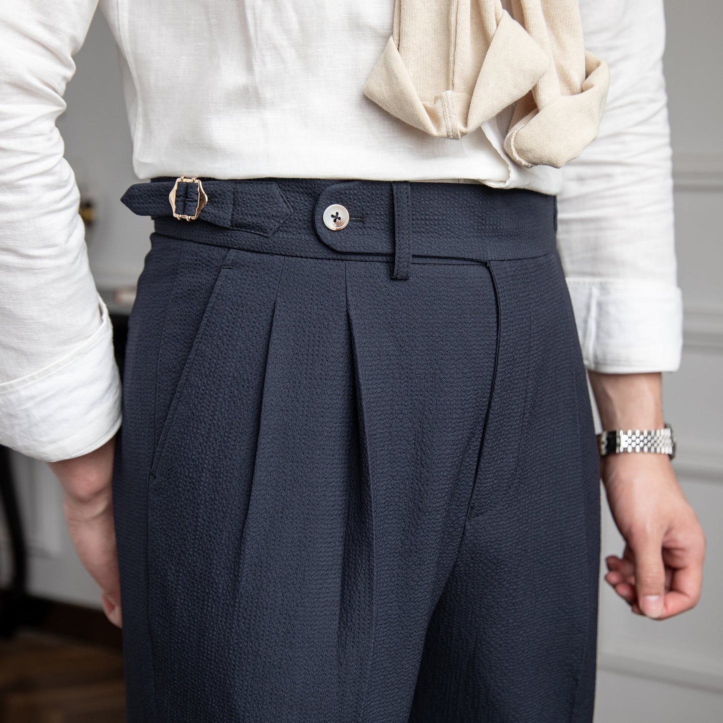 Pantalon rétro associé à des accessoires modernes, vue stylisée