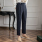 Détail de la coupe droite du pantalon vintage, vue latérale
