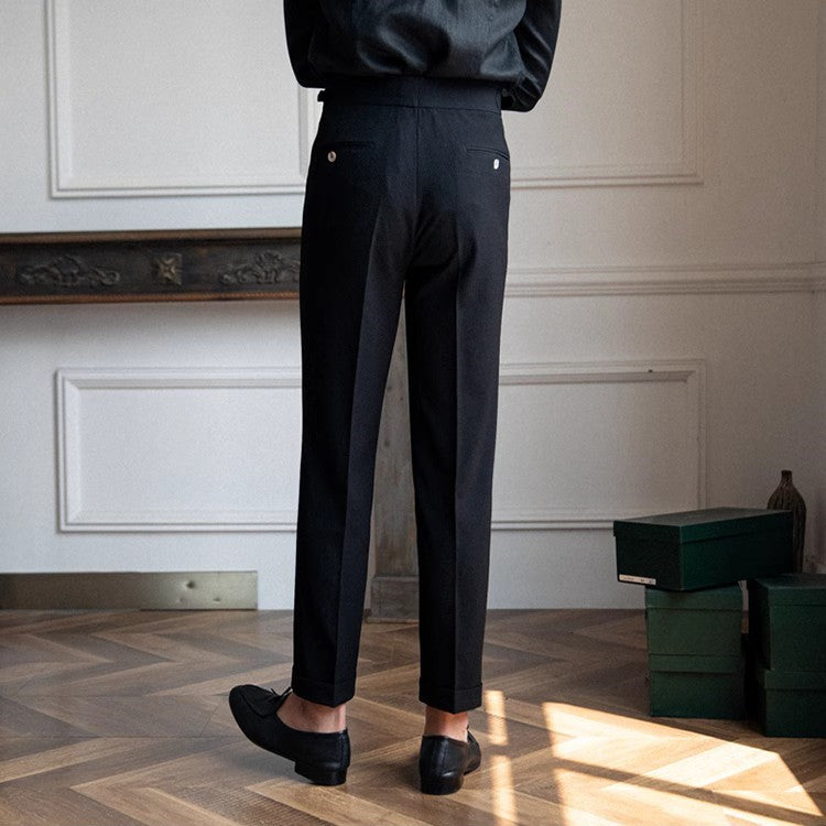 Vue arrière du pantalon vintage, soulignant la taille haute