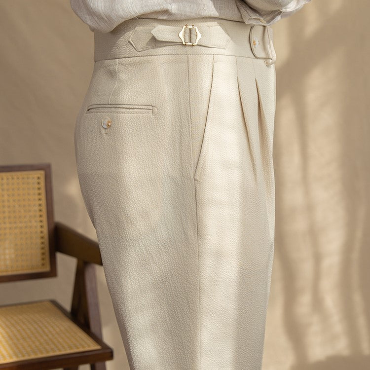 Zoom sur la texture du tissu respirant du pantalon