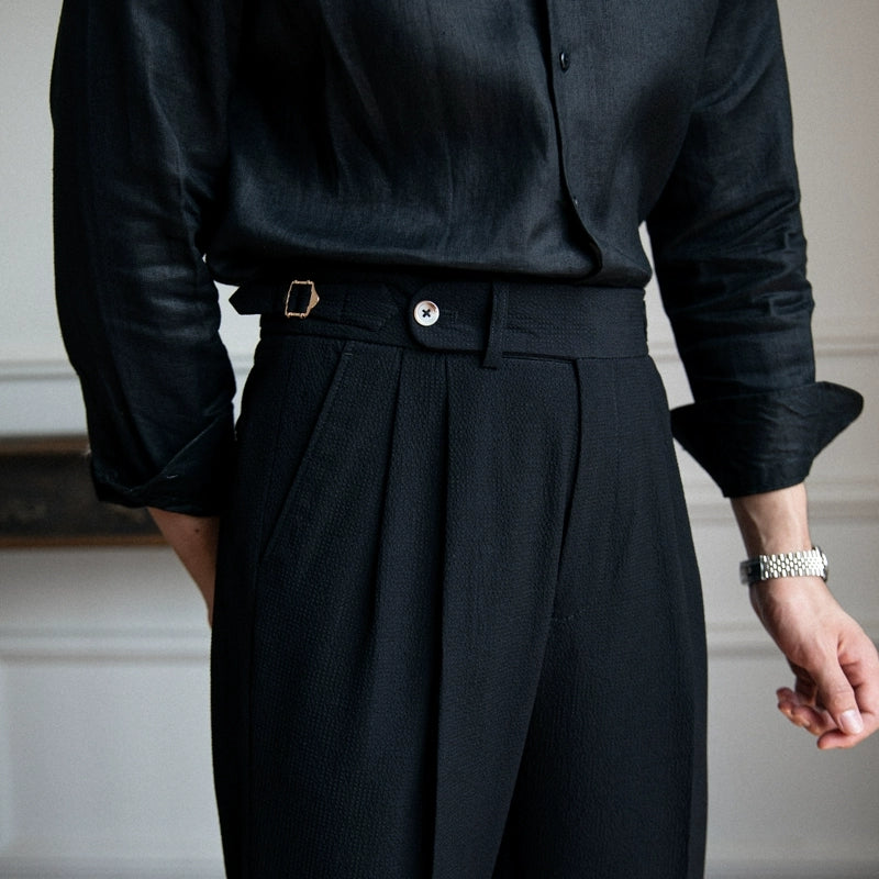 Vue rapprochée des coutures et finitions du pantalon