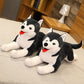 Enfant câlinant la peluche husky taille réelle