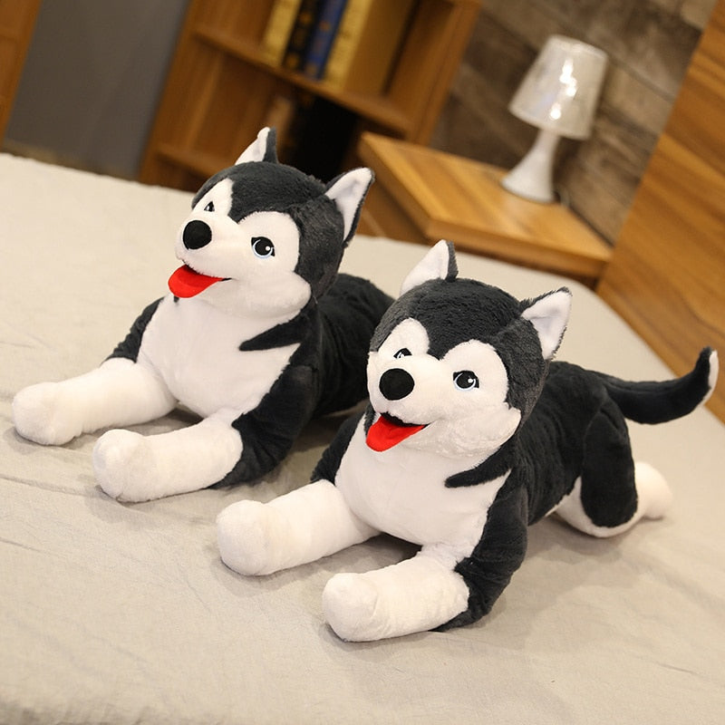 Enfant câlinant la peluche husky taille réelle