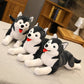 Peluche husky assise, montrant sa posture réaliste