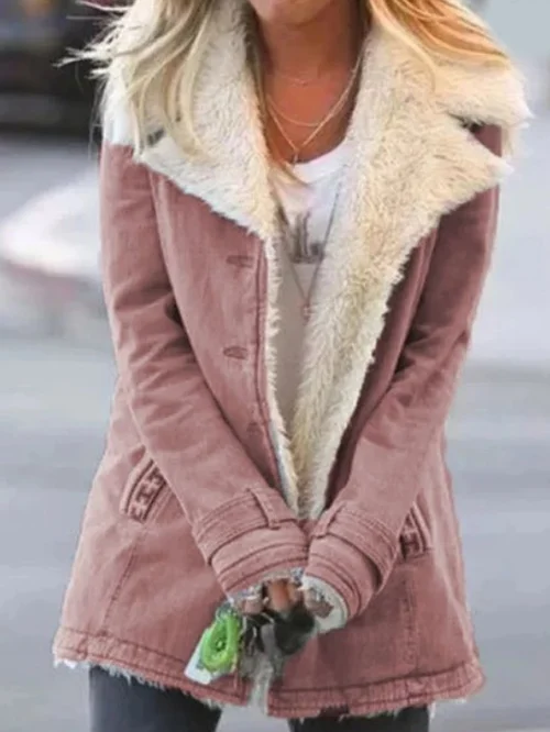 Femme portant un manteau d'hiver avec col oversized