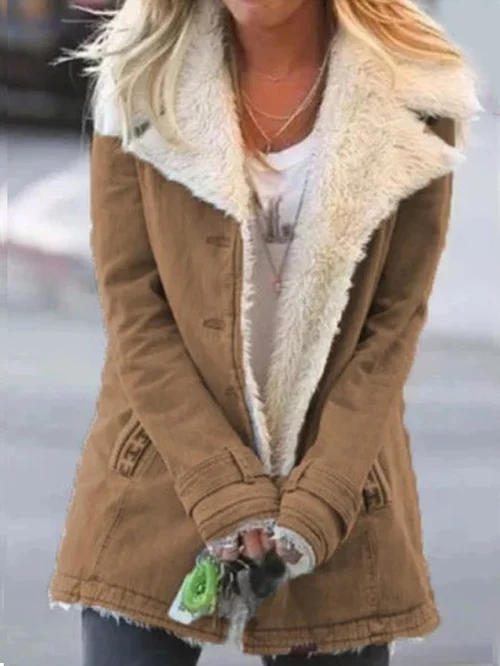 Vue de profil d'un manteau d'hiver avec doublure douce