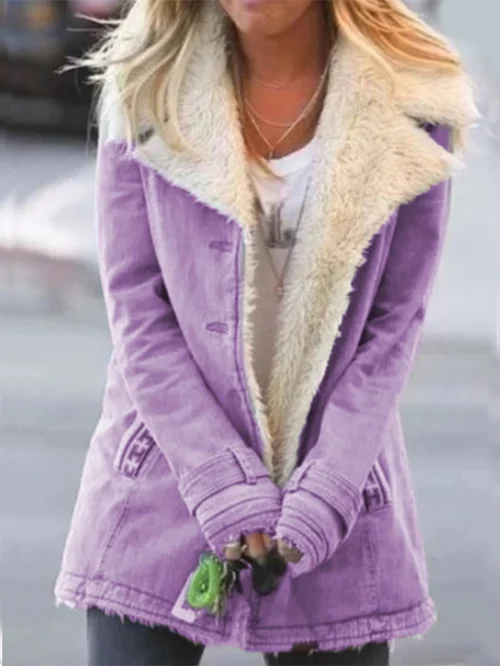 Détail du tissu doux d'un manteau d'hiver pour femme