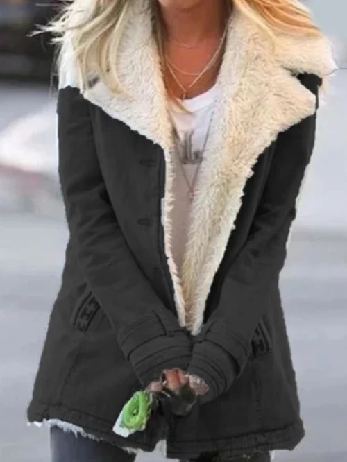 Vue arrière d'un manteau d'hiver avec col large