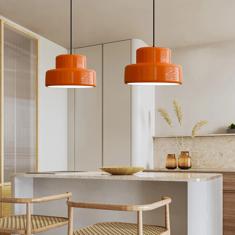 Lampe orange suspendue dans un décor industriel moderne