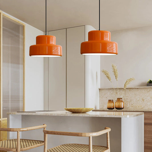 Lampe orange suspendue dans un décor industriel moderne