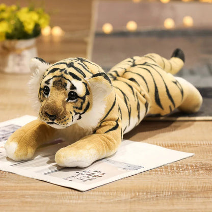 Lion en peluche avec crinière volumineuse sur un bureau
