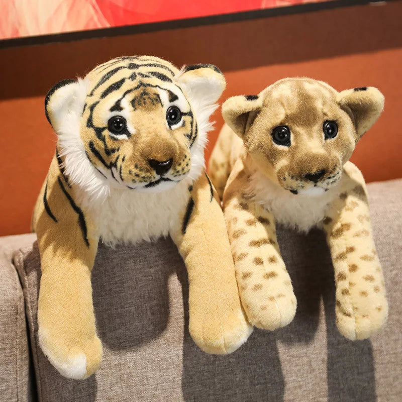 Lion en peluche doux avec détails réalistes sur un lit
