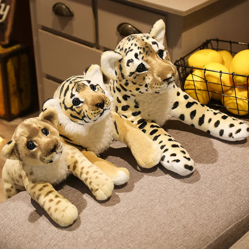 Tigre en peluche rayé posé sur une couverture colorée