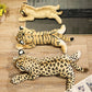 Lion et tigre en peluche côte à côte sur un canapé