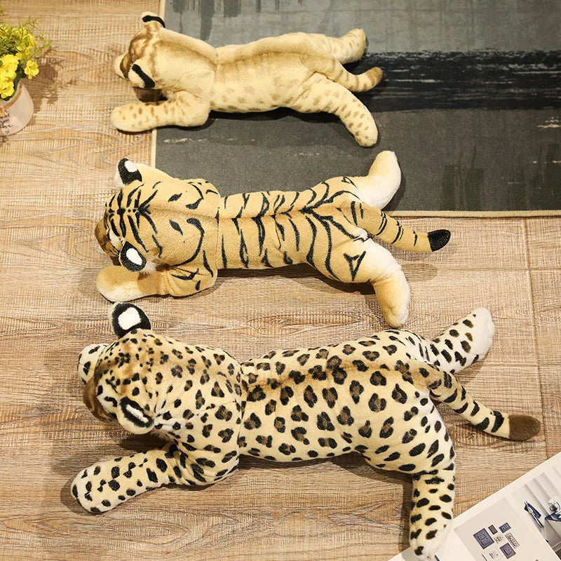 Lion et tigre en peluche côte à côte sur un canapé