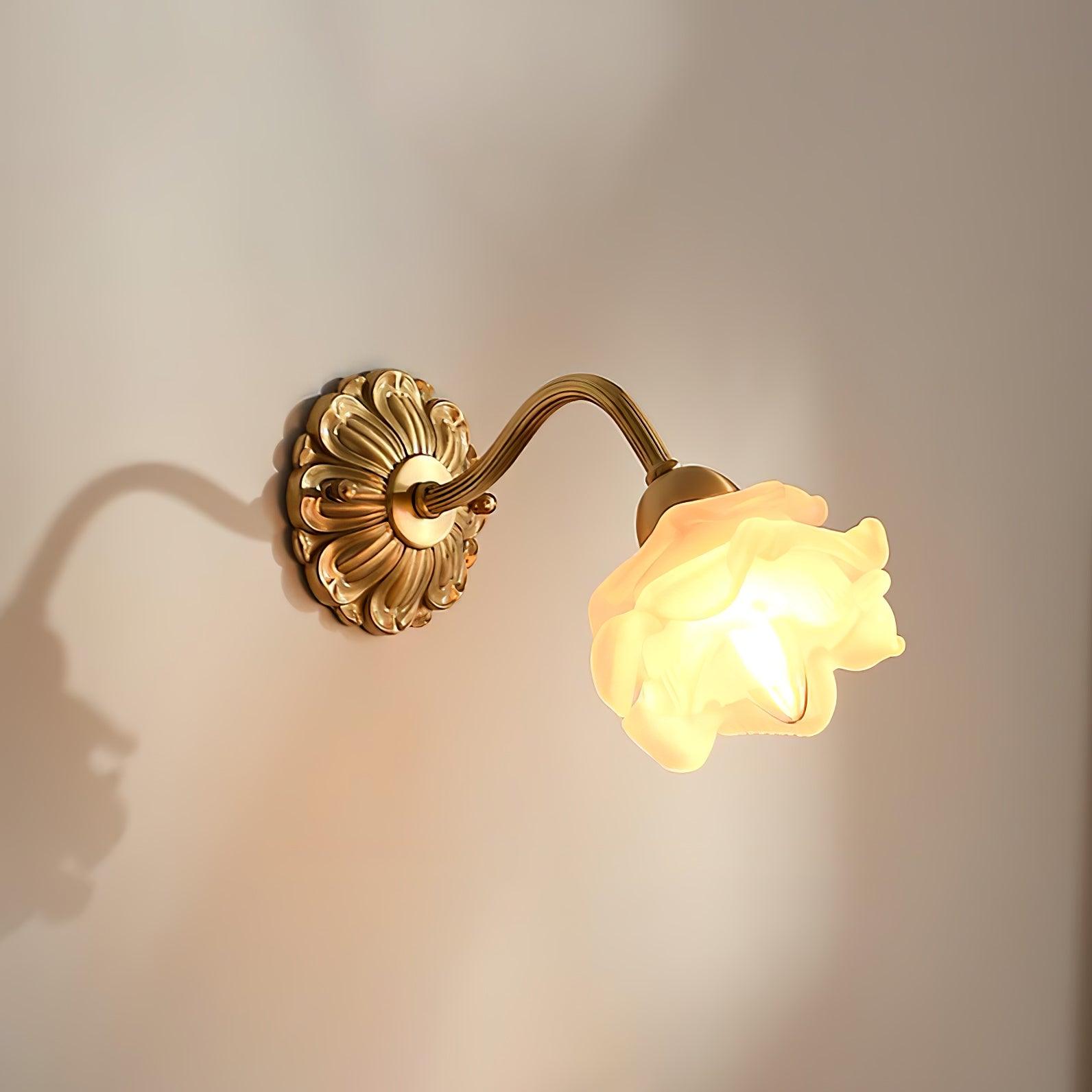 Applique murale en laiton avec abat-jour en verre blanc