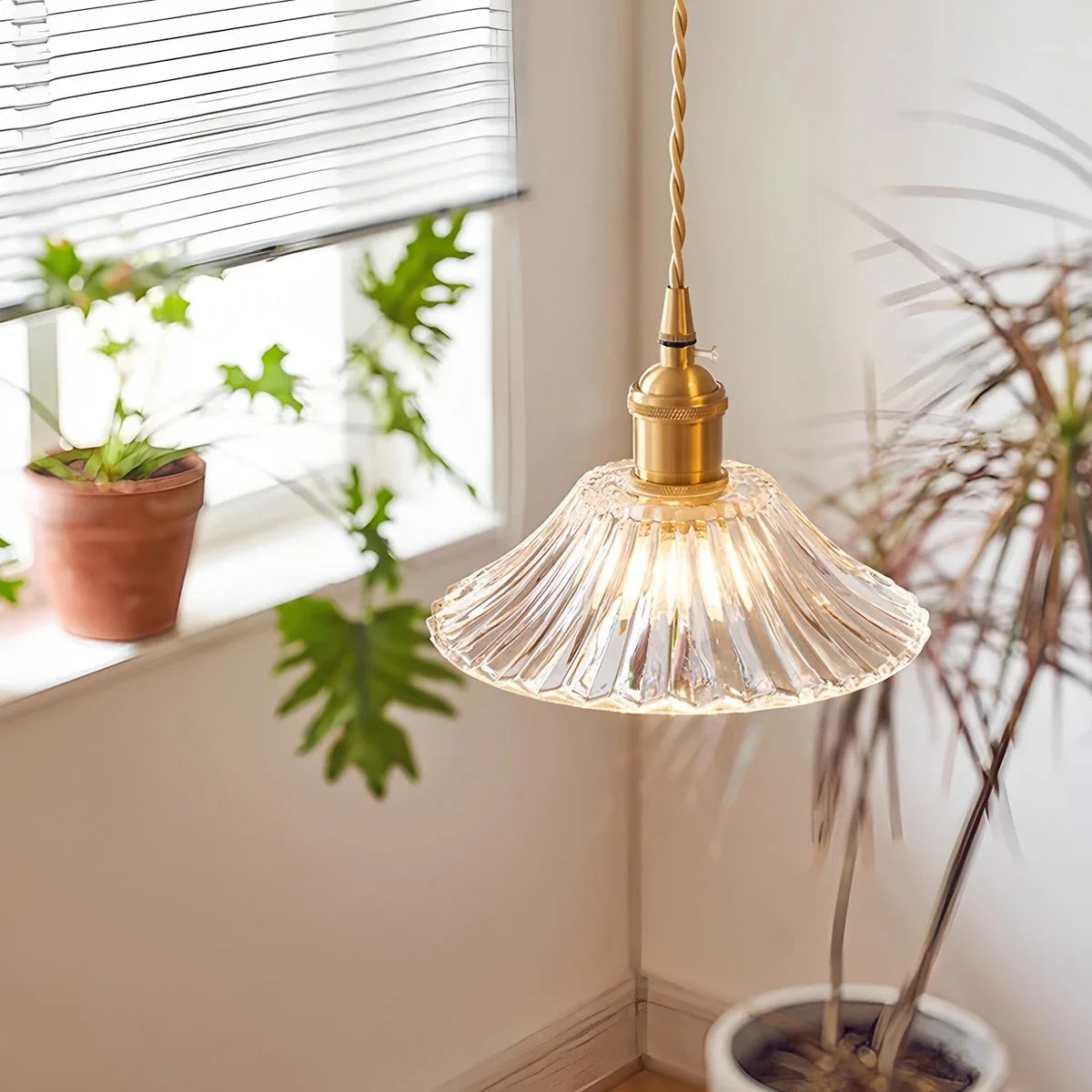 Suspension éclairée dans un salon moderne et élégant