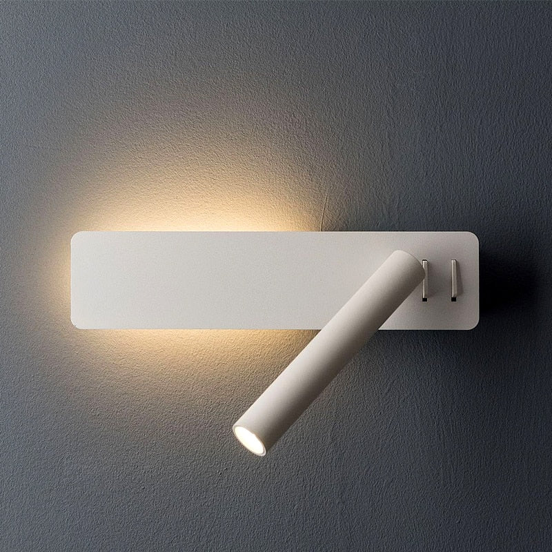 Lampe LED murale allumée, éclairant un espace de lecture