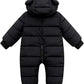 Vue latérale de la combinaison, capuche relevée