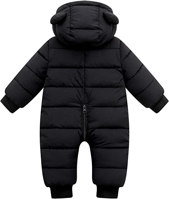 Vue latérale de la combinaison, capuche relevée