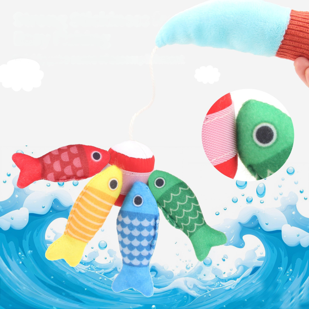 Enfant concentré attrapant un poisson en peluche avec une canne