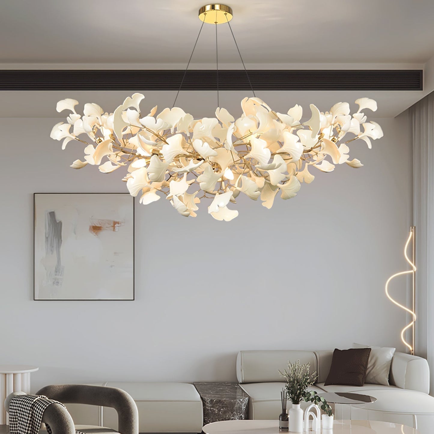Vue rapprochée des feuilles en porcelaine du lustre Ginkgo
