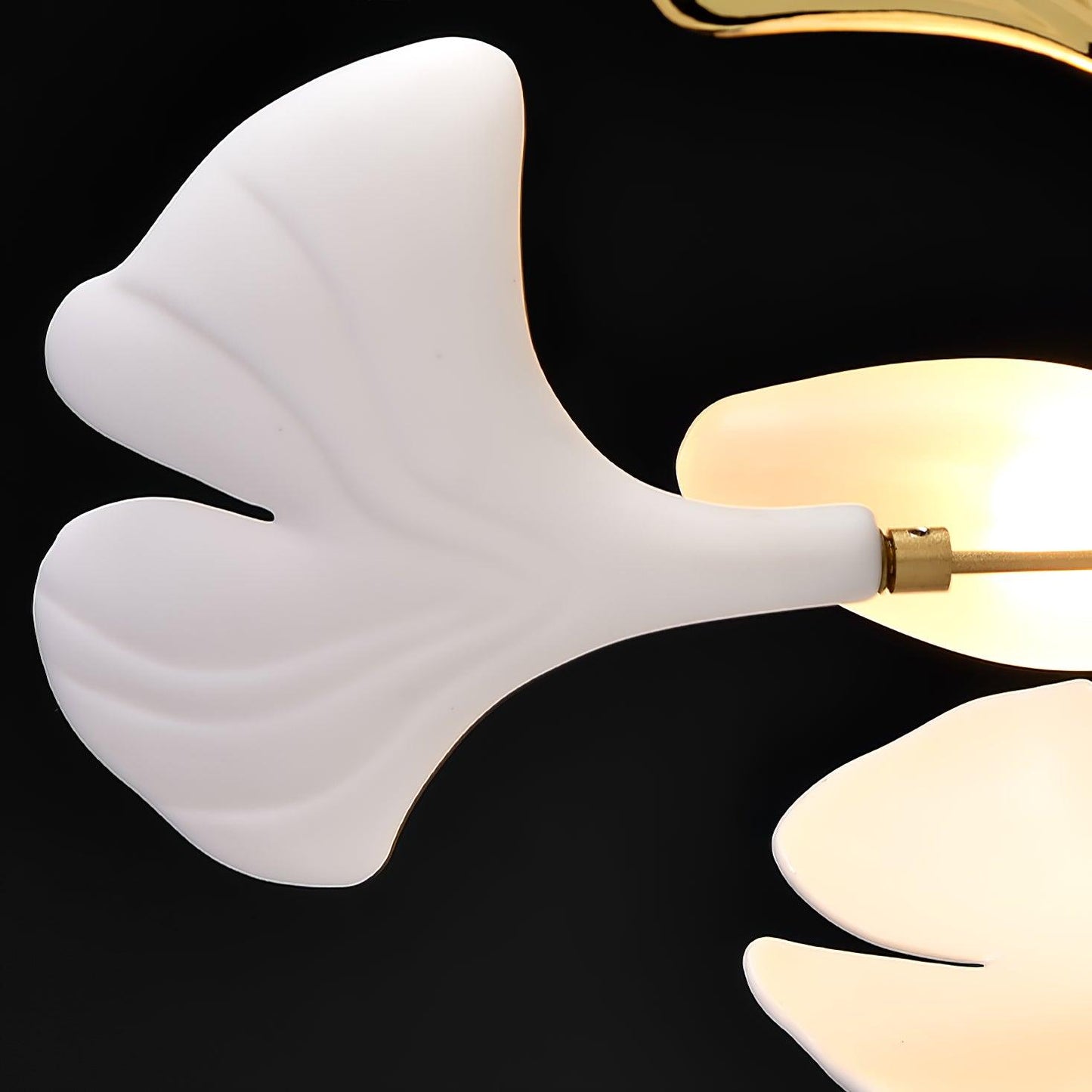Lustre Ginkgo installé dans une salle à manger contemporaine