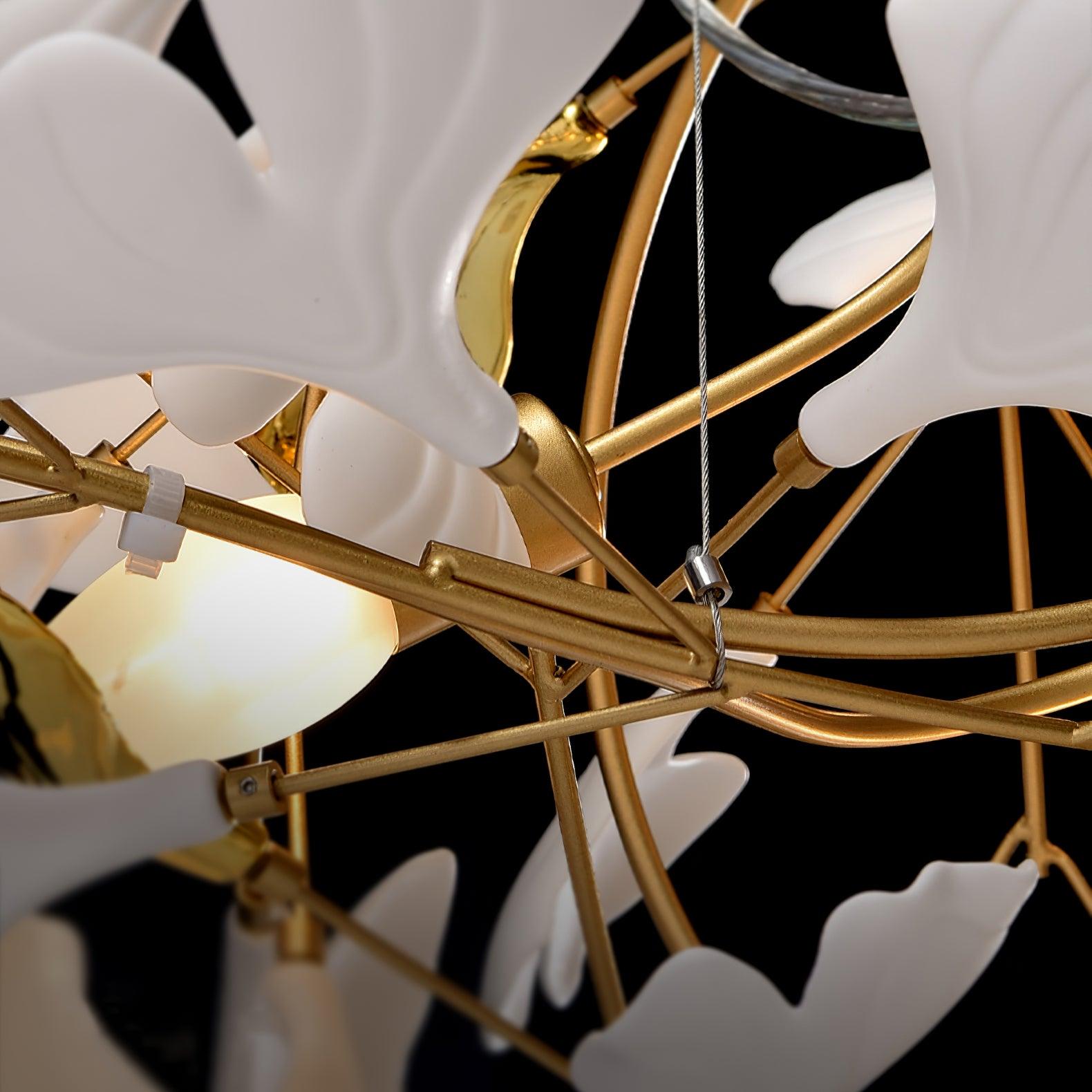 Structure en cuivre du lustre Ginkgo avec lumière chaleureuse