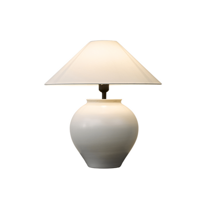 Lampe de table dans un coin lecture, ambiance sereine