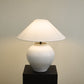 Lampe allumée, lumière douce diffusée par l'abat-jour