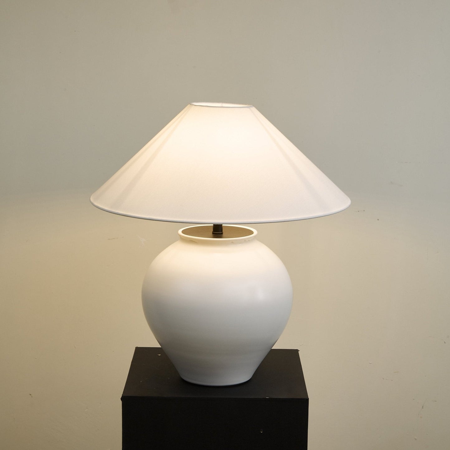 Lampe allumée, lumière douce diffusée par l'abat-jour